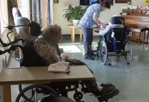 Ontario prometió cuatro horas de atención diaria en residencias de ancianos, pero los registros muestran que casi 300 no están cumpliendo