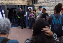 Los israelíes se movilizan en masa para votar en las elecciones: «Está en juego el futuro de mis bisnietos»