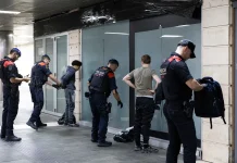 La policía requisa armas y pasamontañas mientras blinda el centro de Barcelona ante los llamamientos violentos de Blocus