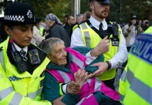 Decenas de personas arrestadas frente a la embajada de Estados Unidos en Londres por apoyar a un grupo pro palestino proscrito